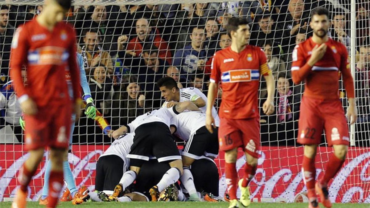El Valencia remontó ante el Espanyol en un intenso choque