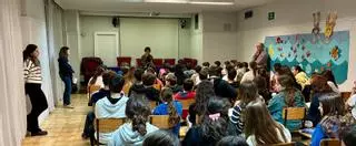 Ana Alcolea visita el colegio La Salle Franciscanas Gran Vía de Zaragoza y conversa con el alumnado sobre 'El chico que me regaló el mar'