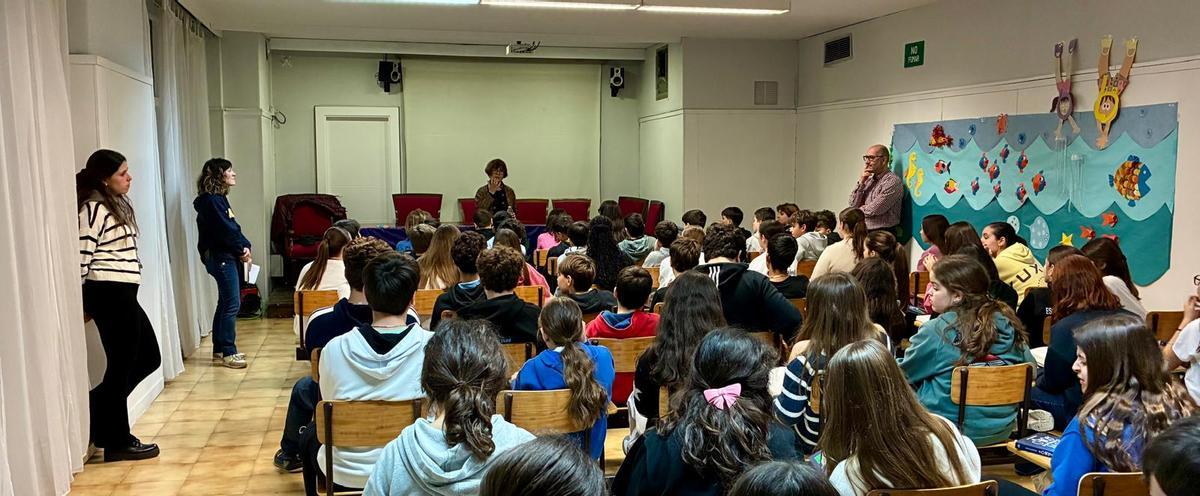 Ana Alcolea visita el colegio La Salle Franciscanas Gran Vía de Zaragoza y conversa con el alumnado sobre El chico que me regaló el mar