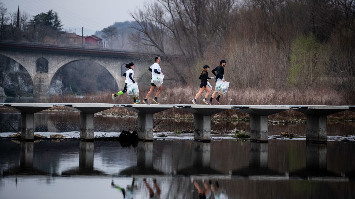210 corredors de l’Ultra Clean Marathon netegen els boscos i rius d’Osona i recullen 636 kg de residus