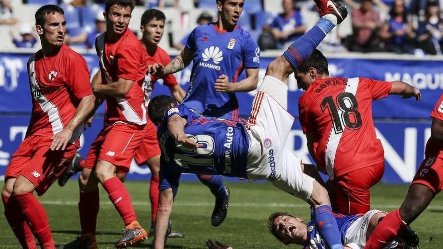 Christian intenta rematar un balón en el área del Sevilla Atlético.