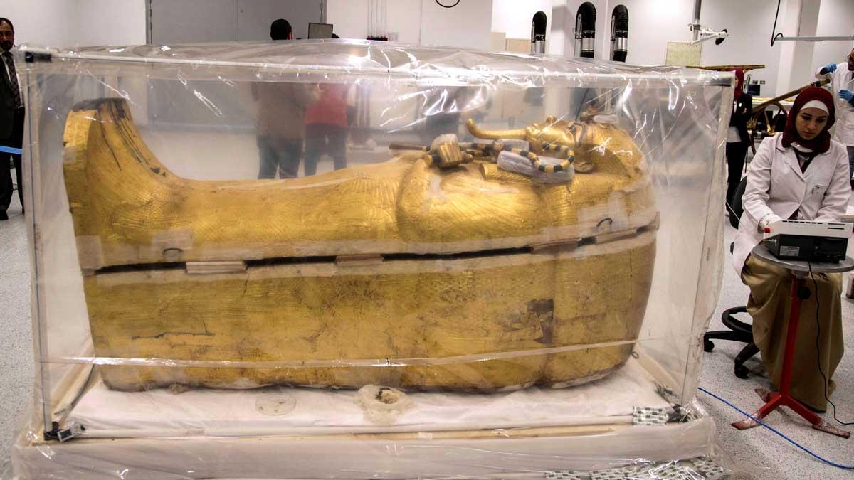 Especialistas trabajan para devolver el lustre al sarcófago de Tutankamón