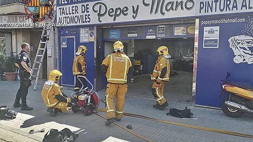 Sofocan un incendio en un taller mecánico de la calle Aragón