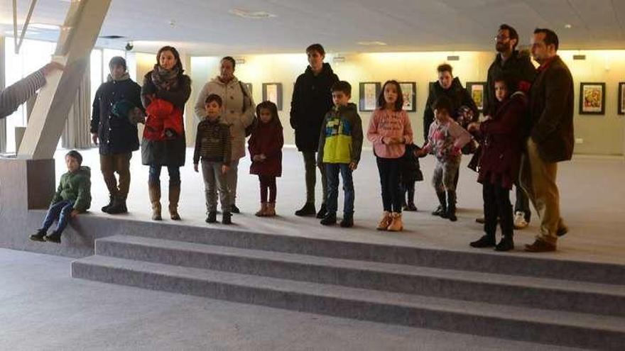 El actor y profesor del Aula, Lois Soaxe, se dirige a los alumnos en el acto inaugural del Aula de Teatro para niños, en el auditorio. // G.N.