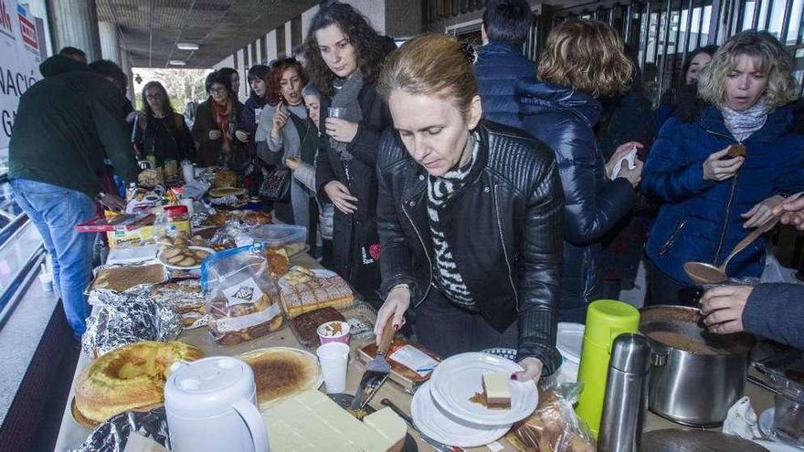 Desayuno solidario organizado ayer en el acceso a los juzgados de Vigo por los huelguistas. // C. Graña