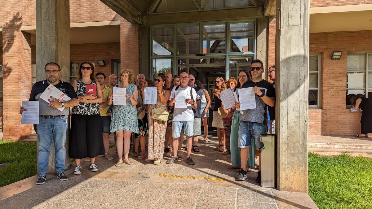 Decenas de docentes protestan por los fallos en las adjudicaciones de inicio de curso en la puerta de Conselleria