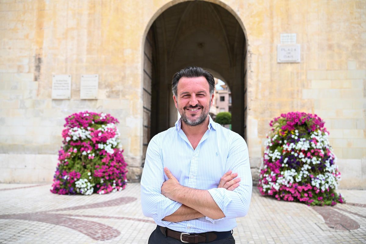 El regidor ilicitano, tras la entrevista, junto al arco del Ayuntamiento.