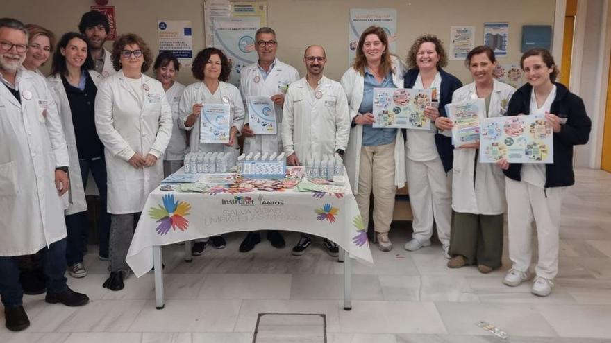 El equipo directivo del área sanitaria de A Coruña, junto a responsables médicos, en la mesa informativa por el Día mundial de la higiene de manos instalada ayer en el Hospital Universitario (Chuac).
