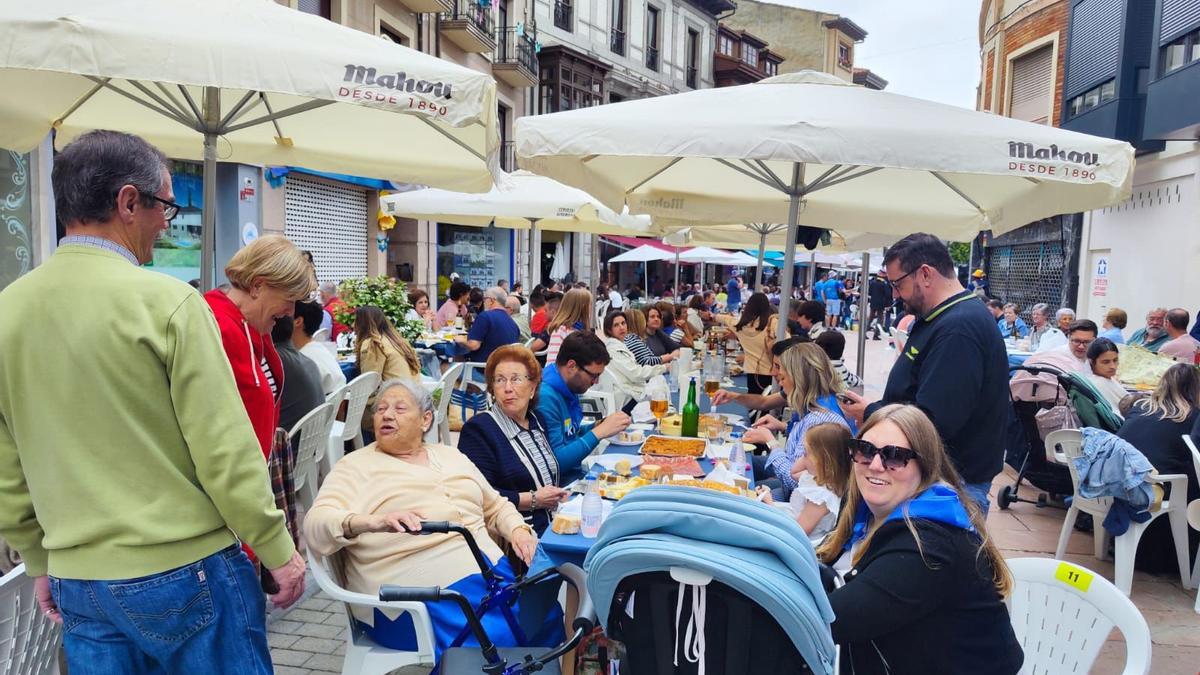 Grado abre boca para Santiago con la comida en la calle