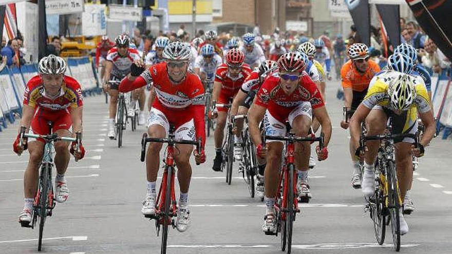 El italiano Stefano Garzelli (2i), del equipo Acqua &amp; Sapone, se impone al sprint en el primer sector de la segunda etapa de la Vuelta Ciclista a Asturias disputada hoy entre Gijón y Llanes.