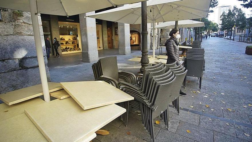 Taules i cadires de restaurants tancats durant les restriccions a la Rambla de Girona