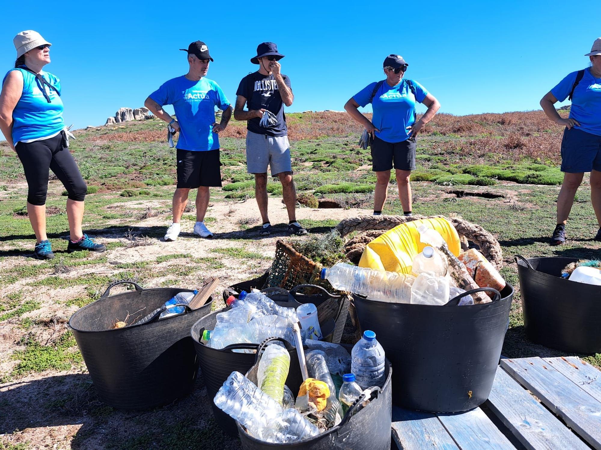 Nueva jornada de eliminación de basura marina en Sálvora, con el programa Plancton de Afundación.