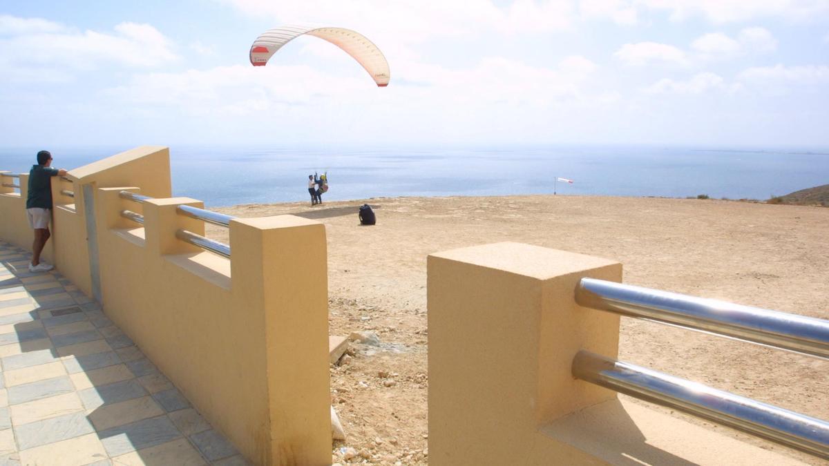 Un parapentista impacta contra una urbanización del Cabo de Santa Pola