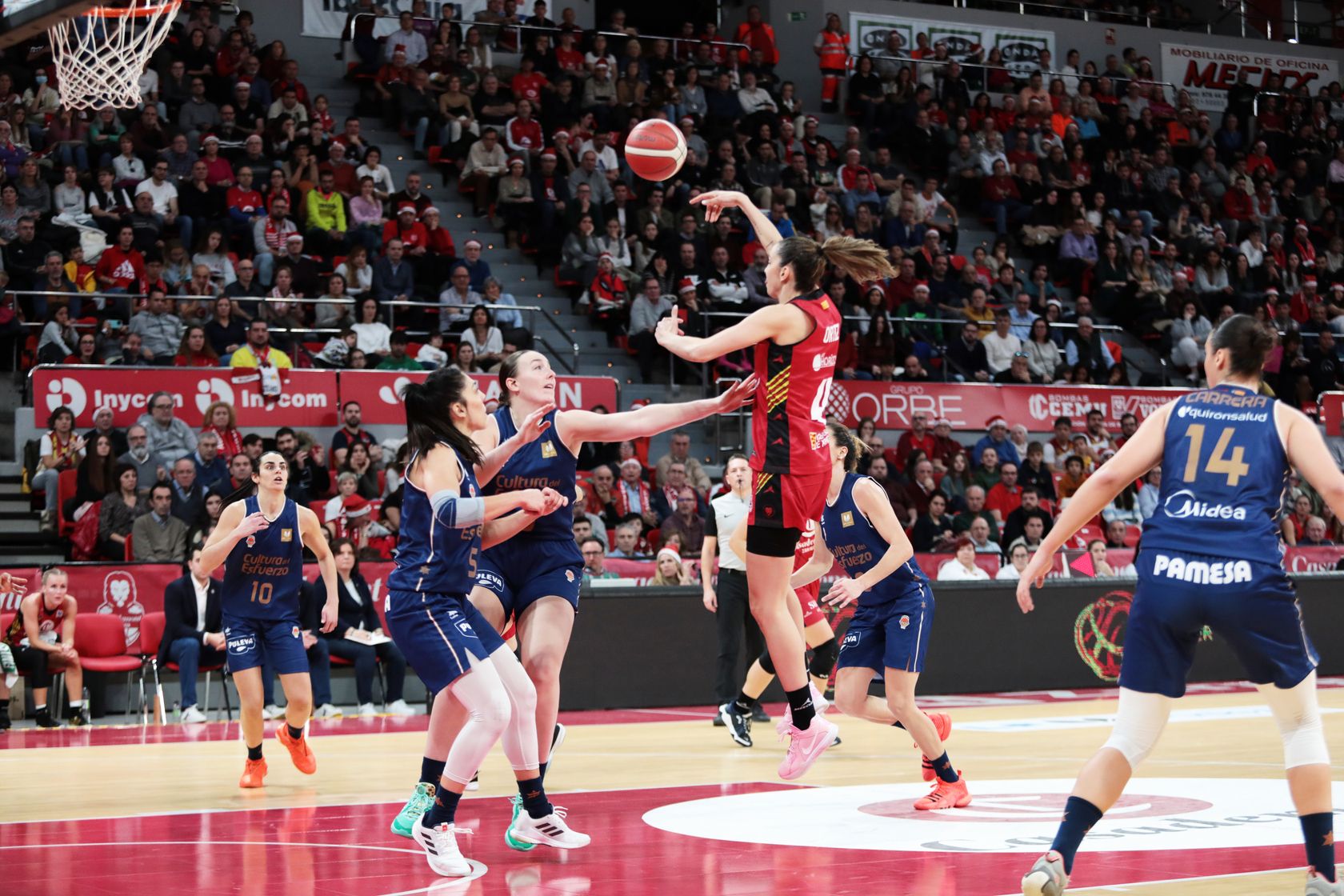 En imágenes | El Casademont cae ante el Valencia Basket en un Príncipe Felipe entregado