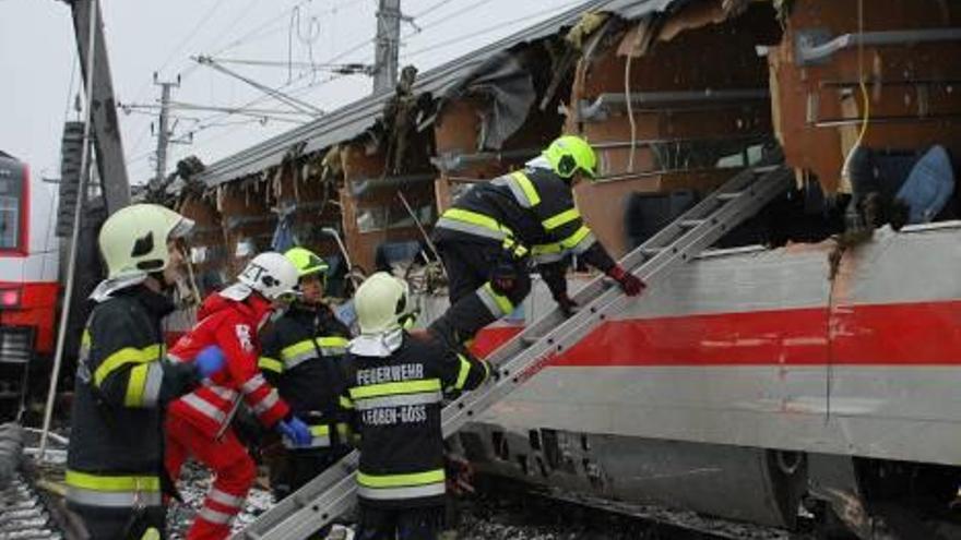 Un mort i almenys una vintena de ferits en un xoc de trens a Àustria