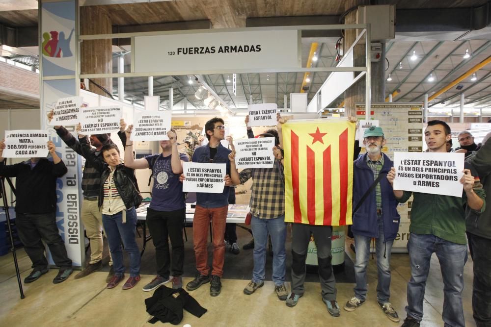 Protesta contra la presència de l''exèrcit a l''Expojove