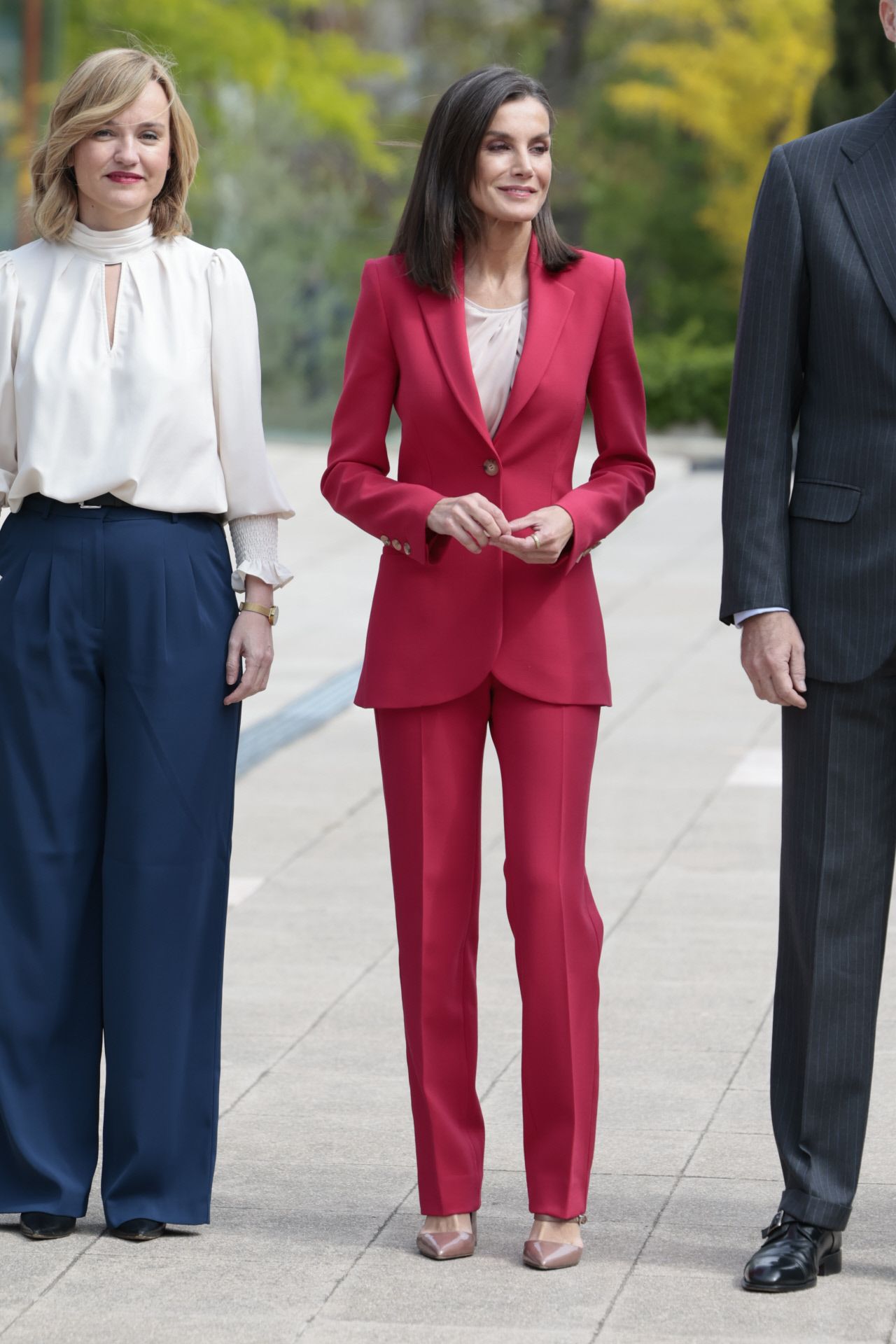 La reina Letizia con traje de Carolina Herrera y blusa rosa de Hugo Boss