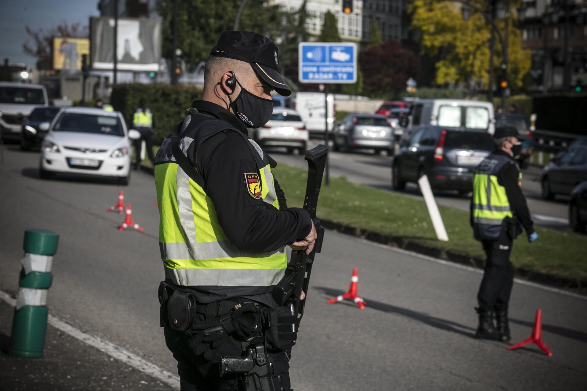 Control de la Policía Nacional en la entrada de Oviedo