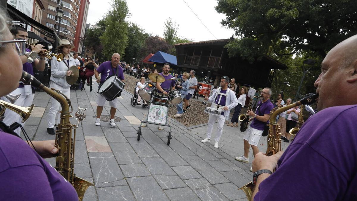 Ambiente festivo en El Carbayedo, en las extintas fiestas de San Roque.