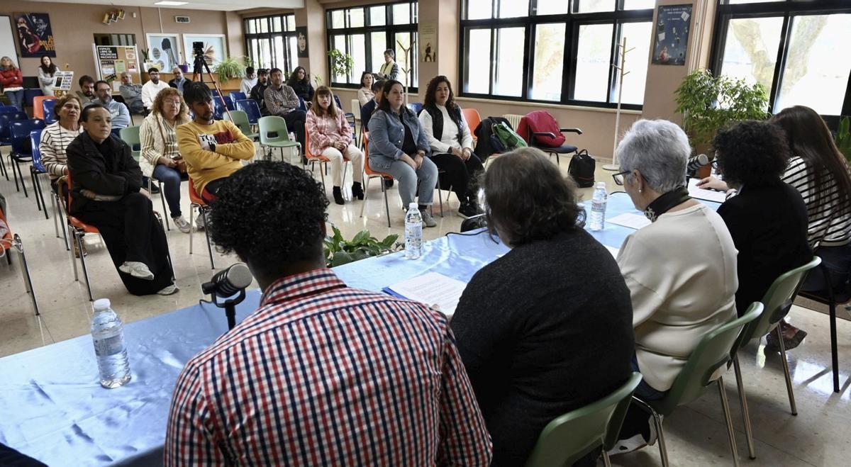 Encuentro «Moito que aprender» celebrado ayer en la biblioteca de la EPAPU Río Lérez. | RAFA VÁZQUEZ