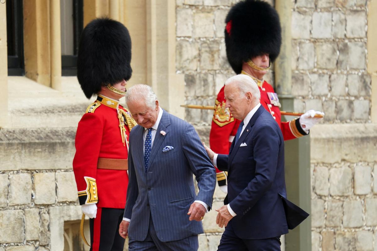 El presidente de los Estados Unidos, Joe Biden, es recibido por el rey Carlos III de Gran Bretaña durante una ceremonia de bienvenida en el Castillo de Windsor