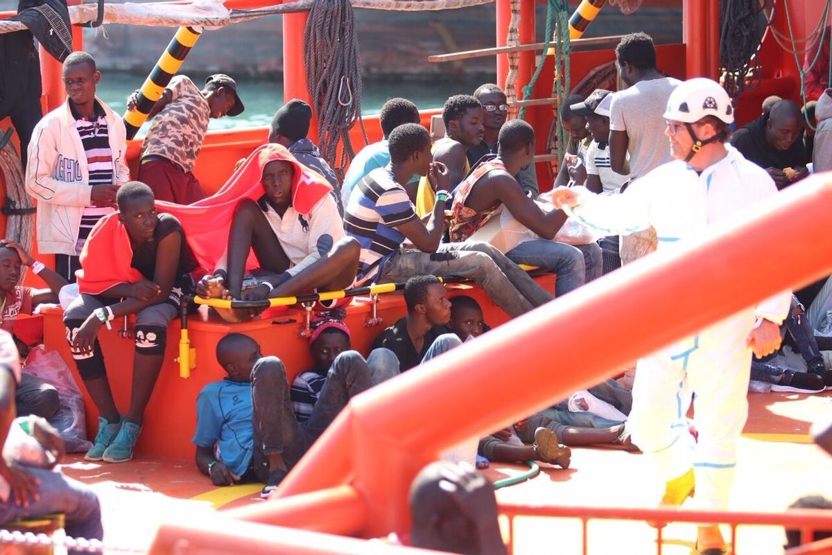 Inmigrantes en el barco de Salvamento Marítimo, en el Puerto de Málaga.