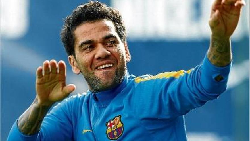 El brasiler Dani Alves fa broma durant l&#039;entrenament que el primer equip del Barça va celebrar ahir al matí.