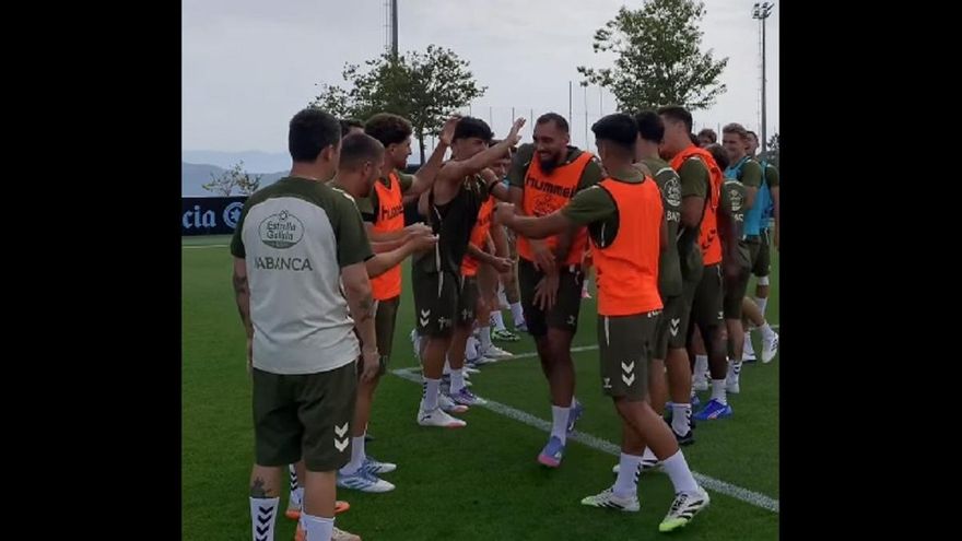Pasillo de collejas para Borja Iglesias en su vuelta al Celta