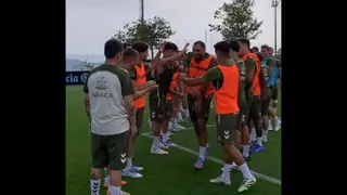 Pasillo de collejas para Borja Iglesias en su vuelta al Celta