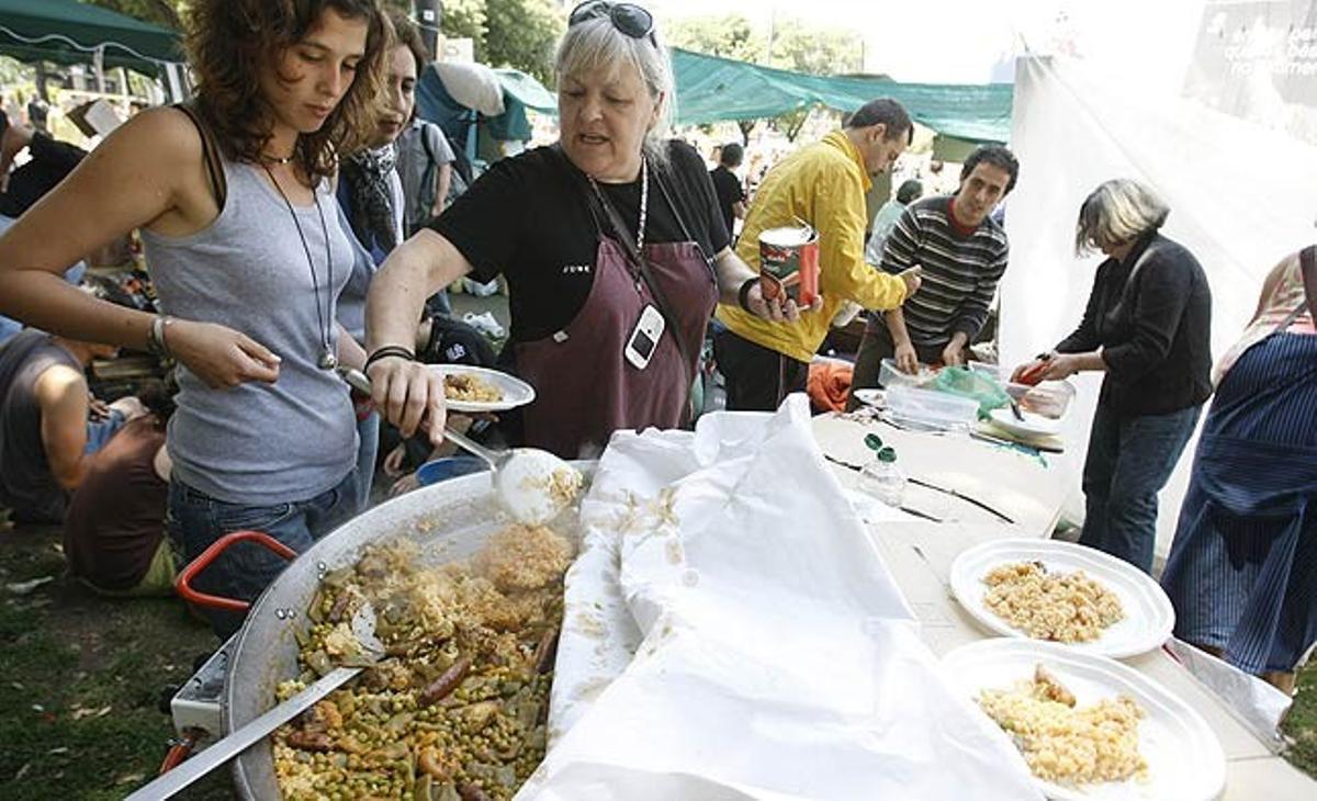Unes dones cuinen aquest dijous a la concentració de plaça de Catalunya