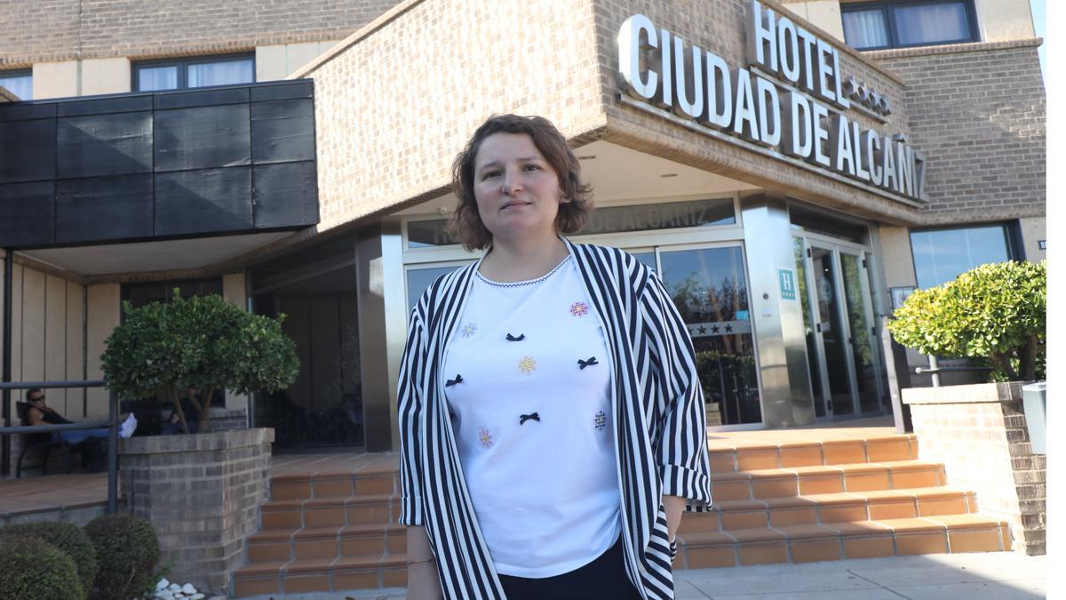 Gabriela Tapalaga, a las puertas del hotel que dirige.