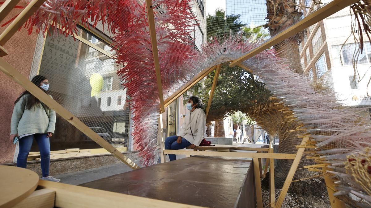 Las arquitecturas efímeras ya están en la calle en Torrevieja