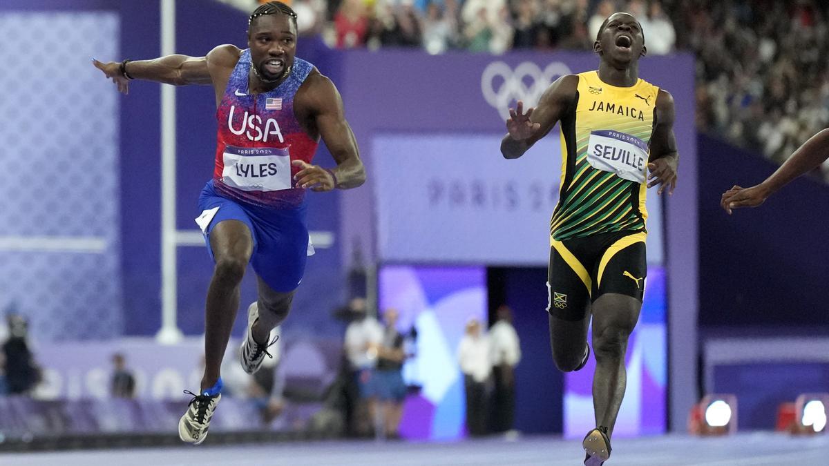 Noah Lyles, de Estados Unidos, celebra su victoria en la final masculina de 100 metros en los Juegos Olímpicos de Verano de 2024.