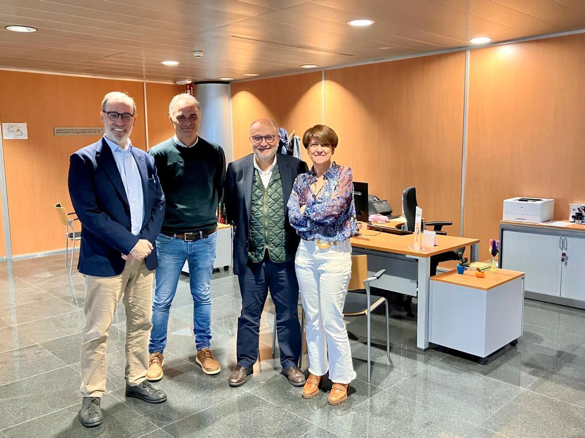 De izquierda a derecha, Juan Herrera, Yago Pernas, Abel Losada y Carmi Estévez, en la oficina de O Porriño.