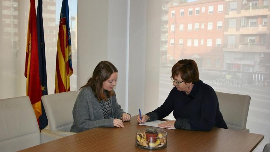 Tres personas firman sus contratos temporales con el Ayuntamiento de Almassora