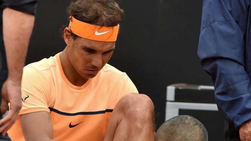 Nadal recibe asistencia, en su partido ante Djokovic. // E. Ferrari