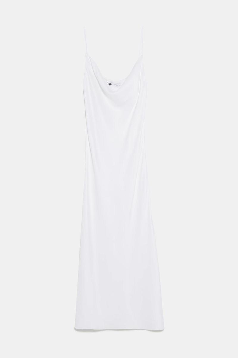 Vestido lencero satinado en color blanco de Zara. (Precio: 39, 95 euros)