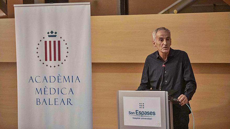 La Academia Médica premia la trayectoria profesional del doctor Joan Besalduch