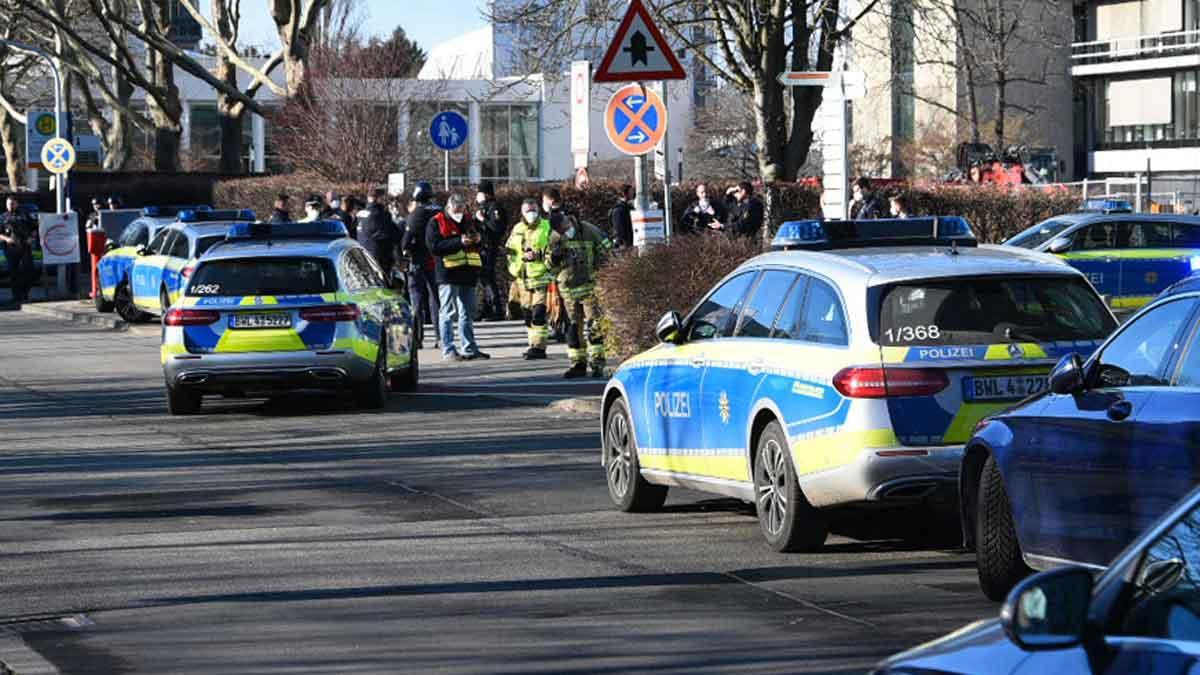 Coches de policía en el campus de la Universidad de Heidelberg, en Alemania, donde se ha producido el ataque