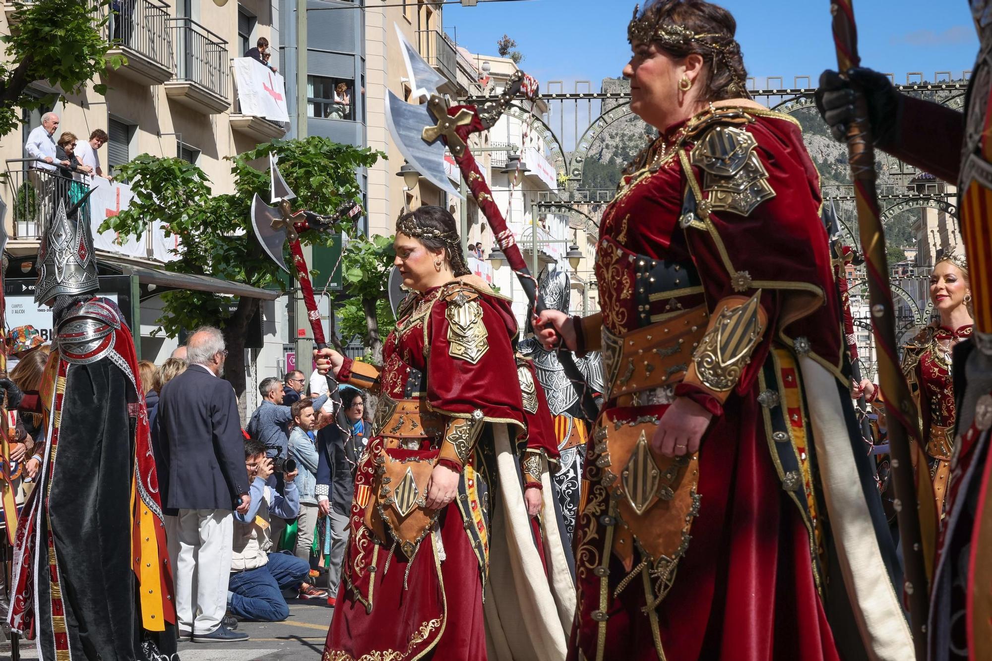 El Sant Jordiet entre claveles en la procesión de la Reliquia