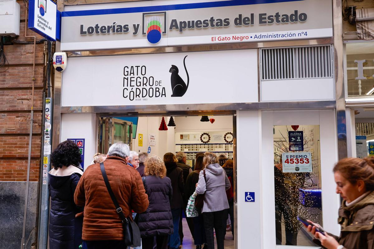Administración de Lotería El Gato Negro en Córdoba, colas compra de lotería de navidad