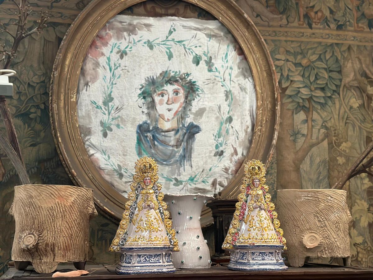 Esculturas de la Virgen del Rocío junto a un cuadro realizado por Luciano y Daniel, fundadores de The Exvotos.