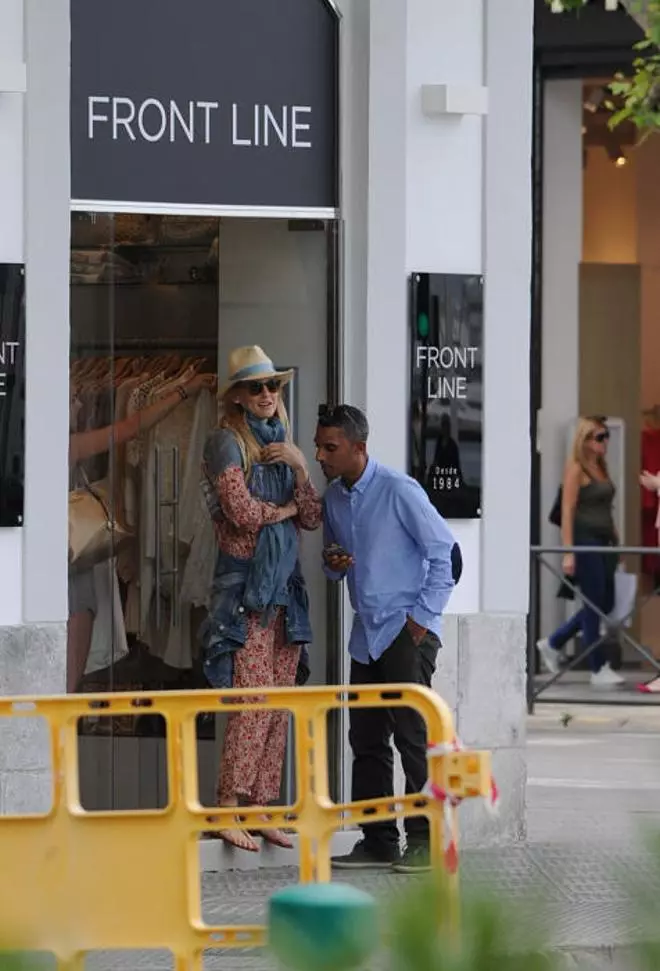 Bar Refaeli, en la playa y de compras en Ibiza
