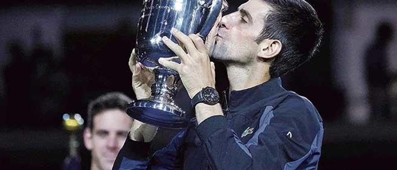 Djokovic besa el trofeo de campeóndel US Open.