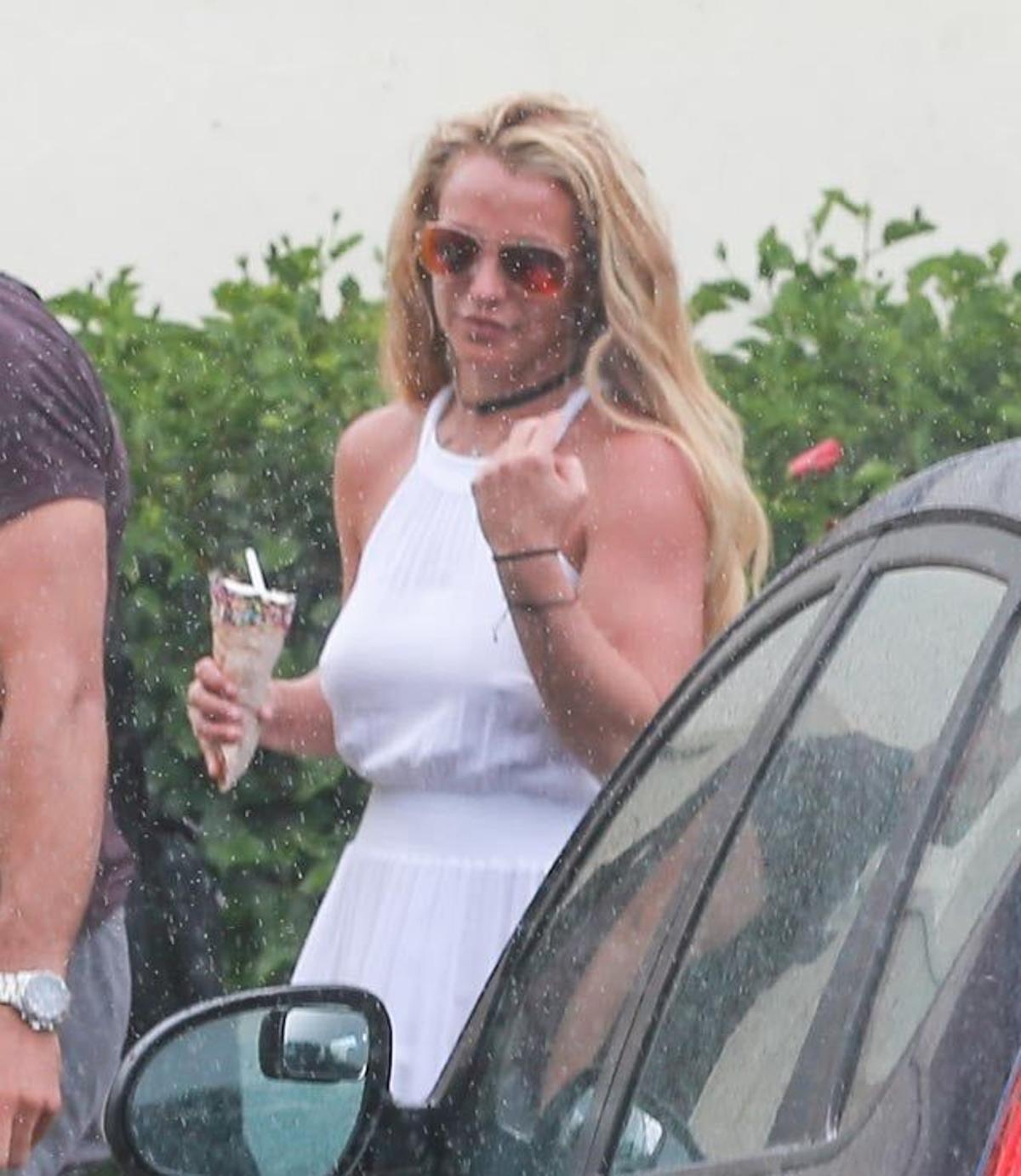 Britney Spears con su cucurucho de chocolate durante sus vacaciones en Hawái