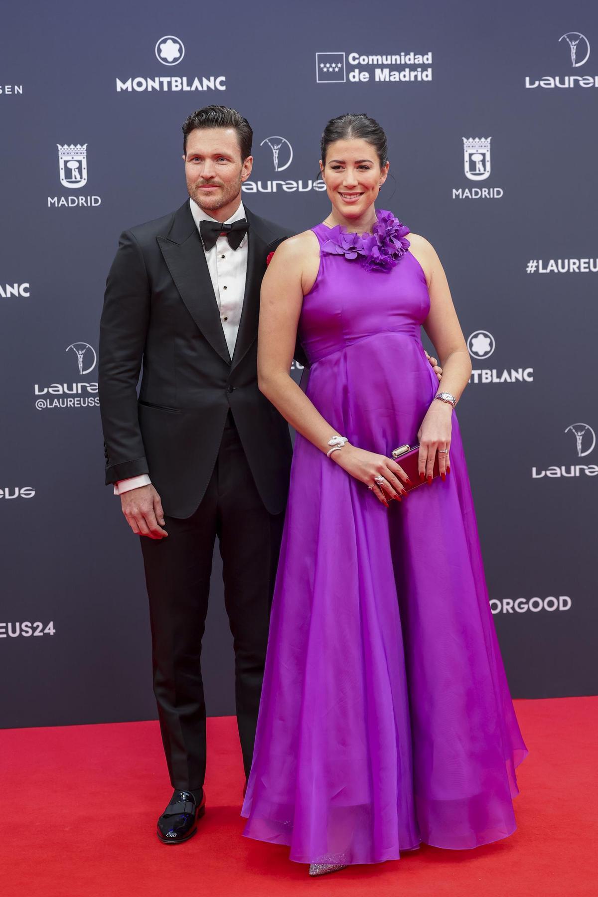 MADRID, 22/04/2024.- La ex tenista española Garbiñe Muguruza (d) posa junto a su marido, el modelo y empresario Arthur Borges (i) a su llegada a la gala de entrega de los Premios Laureus este lunes en el Palacio Cibeles de Madrid. EFE/ Kiko Huesca