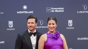 La ex tenista española Garbiñe Muguruza (d) posa junto a su marido, el modelo y empresario Arthur Borges (i) a su llegada a la gala de entrega de los Premios Laureus este lunes en el Palacio Cibeles de Madrid.