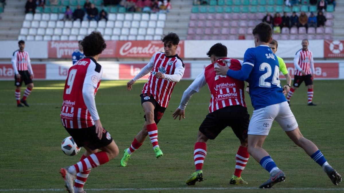 Sancho golpea el balón ante Charly.