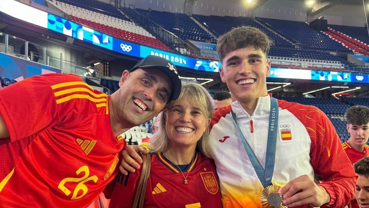 Cubarsí celebra con sus padres la medalla de oro