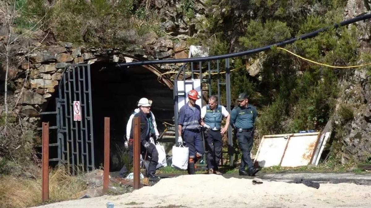 Guardias civiles y técnicos salen de Mina Cerredo tras inspeccionarla.